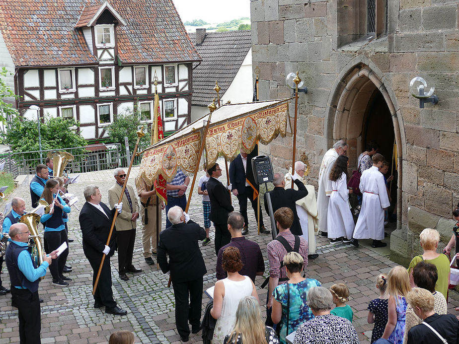 Fronleichnamsprozession durch die Straßen von Naumburg (Foto: Karl-Franz Thiede)